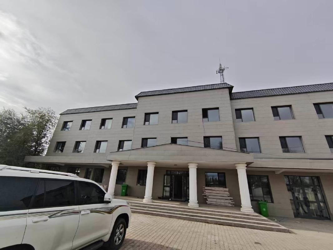 尼勒克县融通能源发展有限公司位于尼勒克县胡吉台乡宏泰煤矿办公楼建面约1583.62㎡整体对外招租