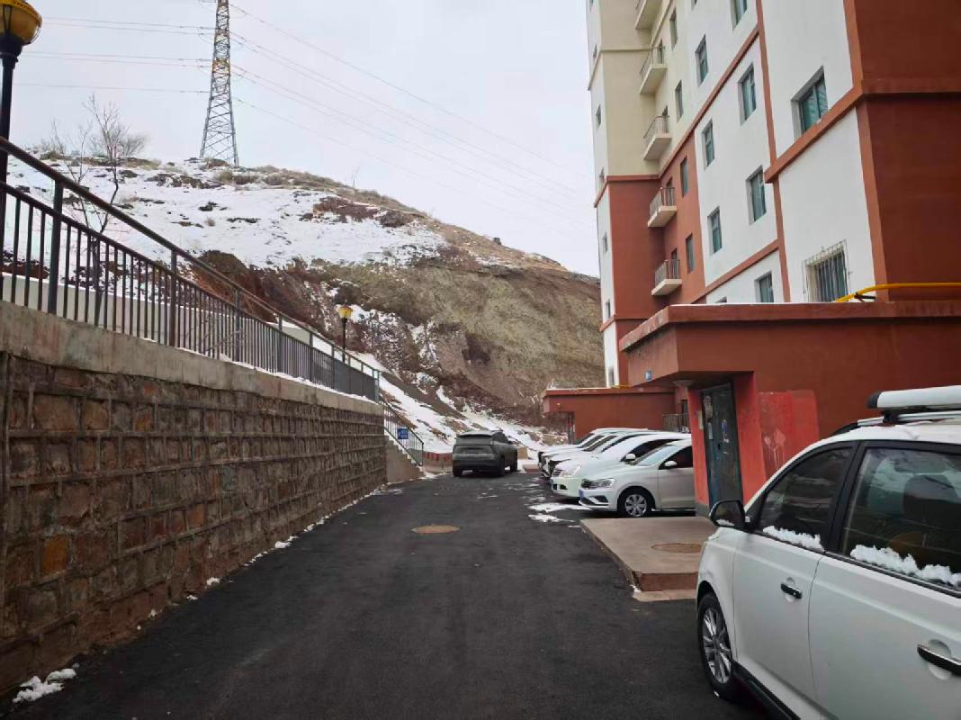 新疆中泰环鹏有限公司转让位于乌鲁木齐市沙依巴克区青峰路504号雅宏佳苑商住小区10号楼2单元301室(国资监测编号GR2026XJ1001990)