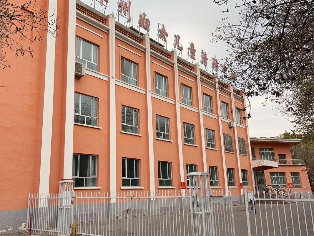 伊犁州妇联位于新疆伊犁州伊宁市合作区安徽路以南伊犁州妇女儿童活动中心综合西楼一至五层及中心使用率较低部分场地一至三层（总建筑面积约 6714.2㎡）对外招租，租期5年