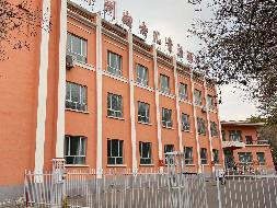 伊犁州妇联位于新疆伊犁州伊宁市合作区安徽路以南伊犁州妇女儿童活动中心综合西楼一至五层及中心使用率较低部分场地一至三层（总建筑面积约 6714.2㎡）对外招租，租期5年