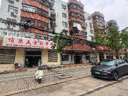 东海县牛山镇钢铁路179号2幢底层门面房东起第7间至第9间整体招租