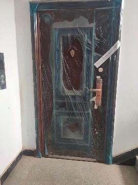 乌兰察布市察哈尔右翼中旗中景豪庭商住小区2B号楼3单元5楼东户房产转让交易公告