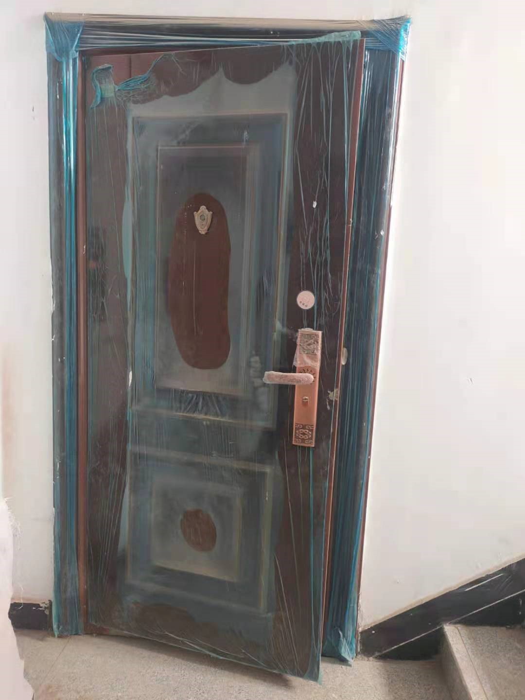 乌兰察布市察哈尔右翼中旗中景豪庭商住小区2B号楼3单元7楼东户房产转让交易公告