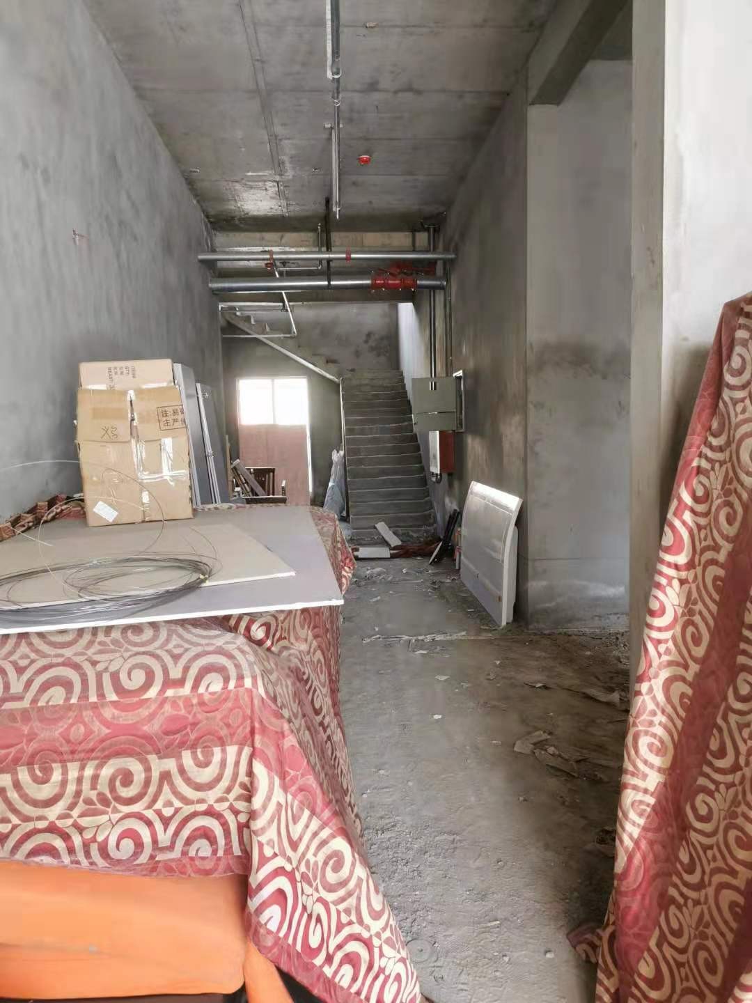 锡林浩特市华新小区10号楼1楼商铺由东往西第5间房产招租（年租金19000元，租期3年）交易公告