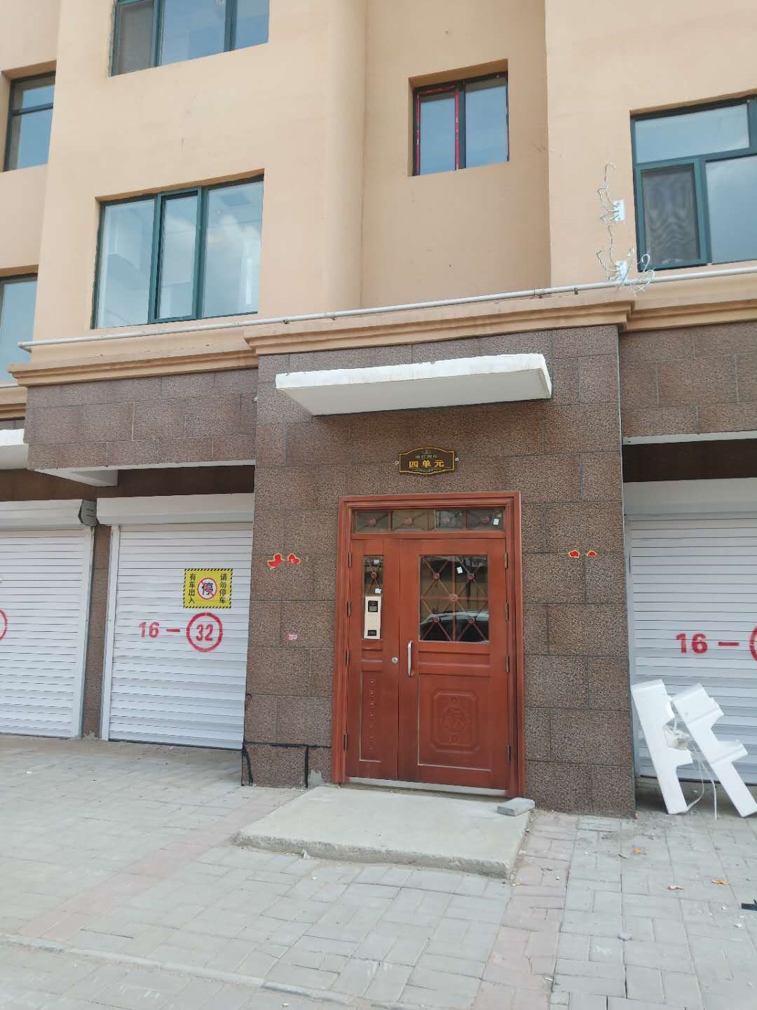 乌兰察布市察哈尔右翼中旗锦红国际商住小区16号楼4单元6楼东户房产