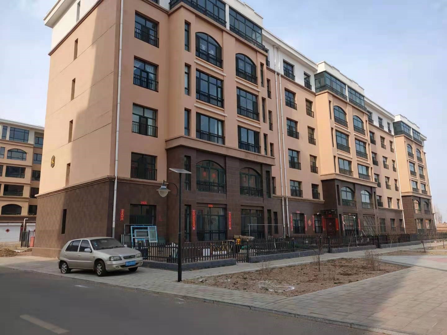 乌兰察布市察哈尔右翼中旗锦红国际商住小区8号楼1单元6楼西户房产