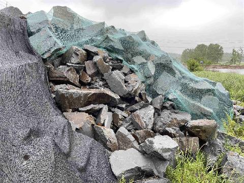 东至县东流镇七里湖县残联地块（龙王湖村）堆放的石料转让公告