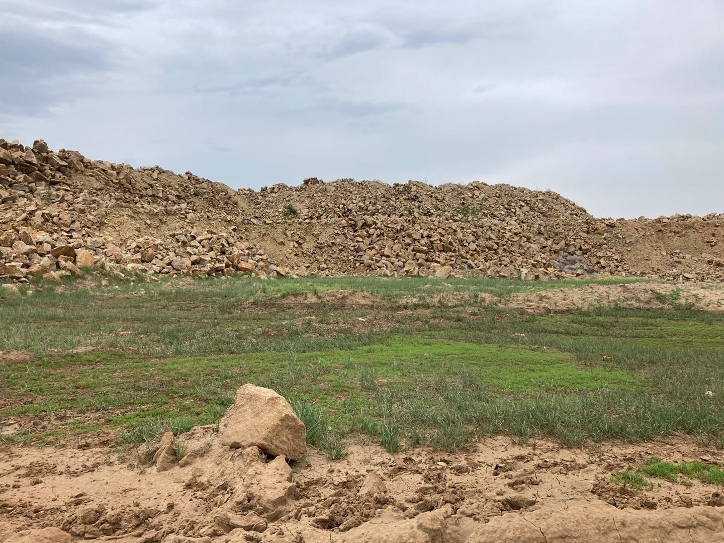 约8万立方米山皮石第五包转让(挂牌底价为13.3元/立方米)交易公告