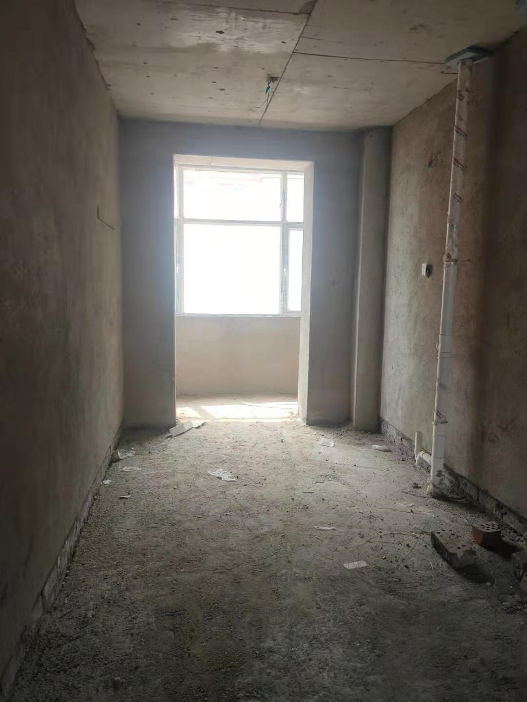 乌兰察布市察哈尔右翼中旗中景豪庭商住小区2B号楼3单元6楼东户房产转让交易公告