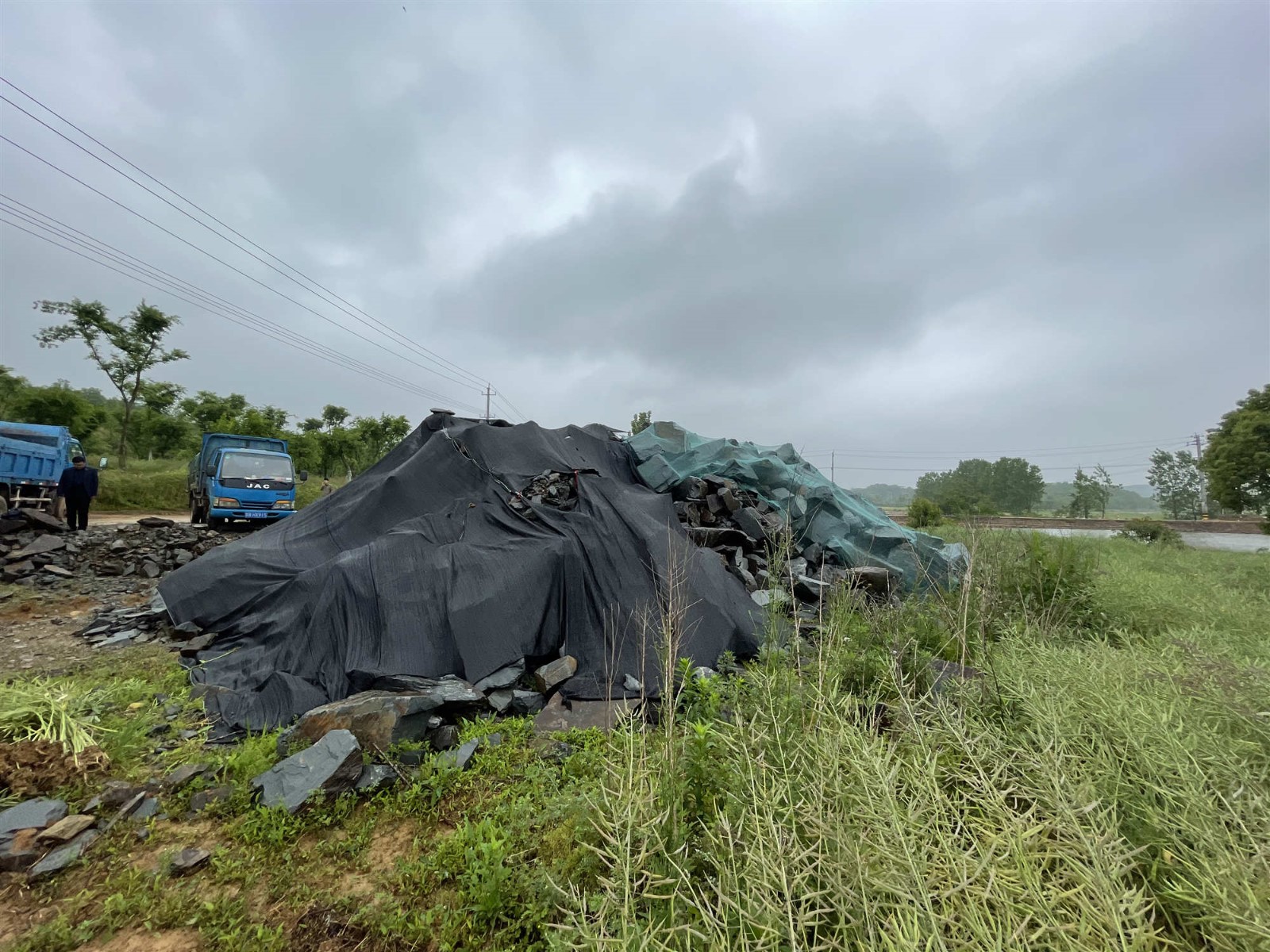 东至县东流镇七里湖县残联地块（龙王湖村）堆放的石料转让公告