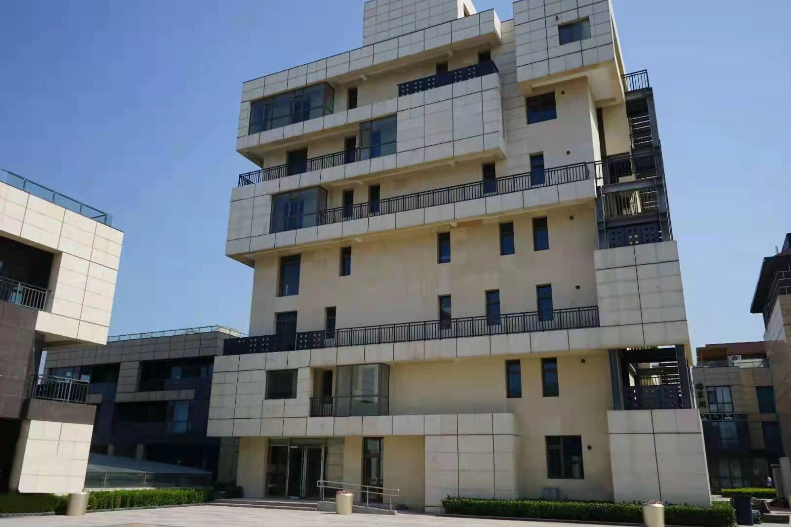 北京市朝阳区久文路6号院105号楼1-7层房地产转让交易公告