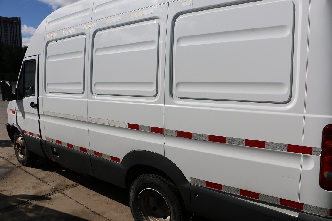 (蒙hyc015)依维柯牌nj5046xxyns 轻型厢式货车2.