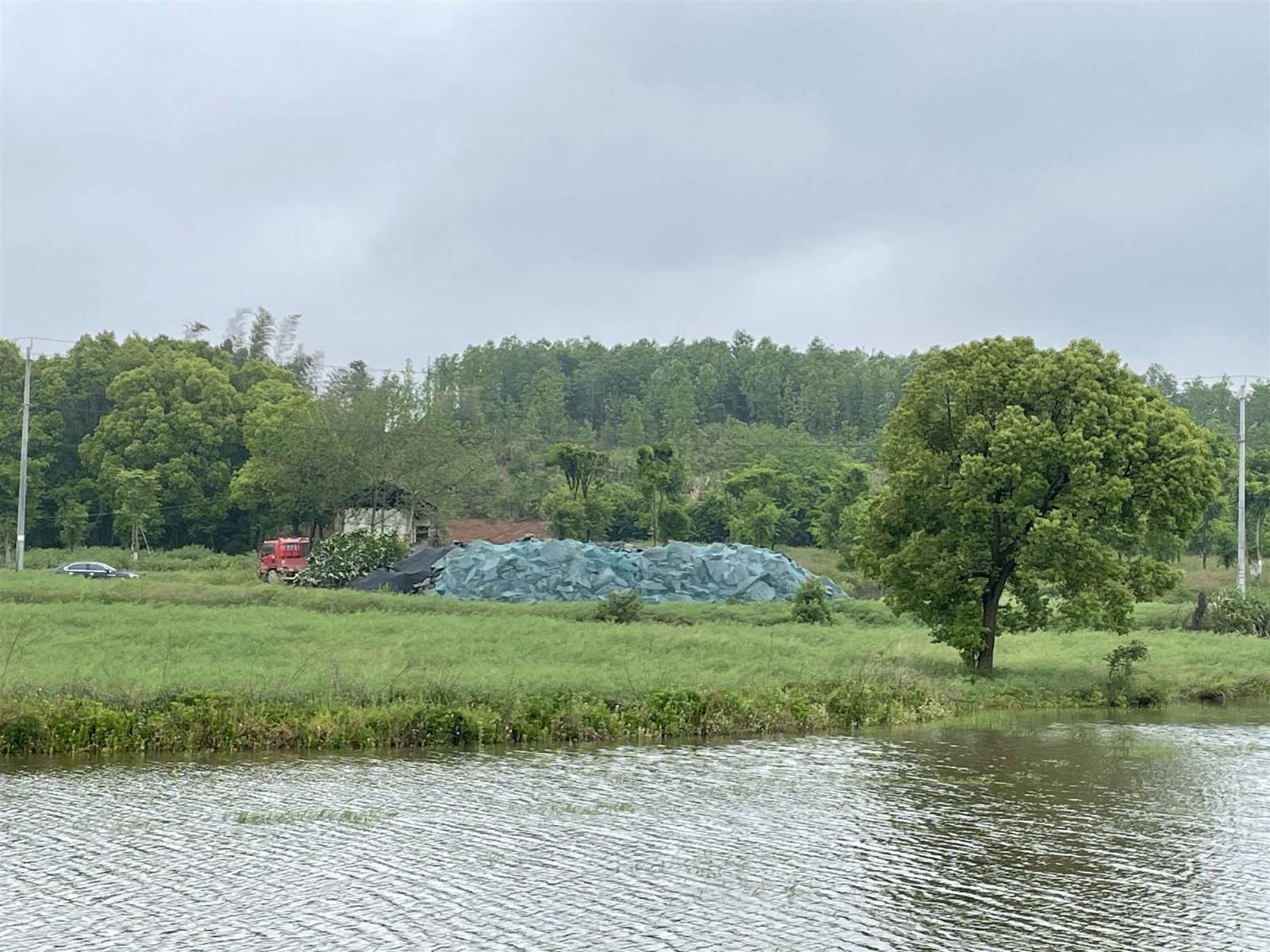 东至县东流镇七里湖县残联地块（龙王湖村）堆放的石料转让公告