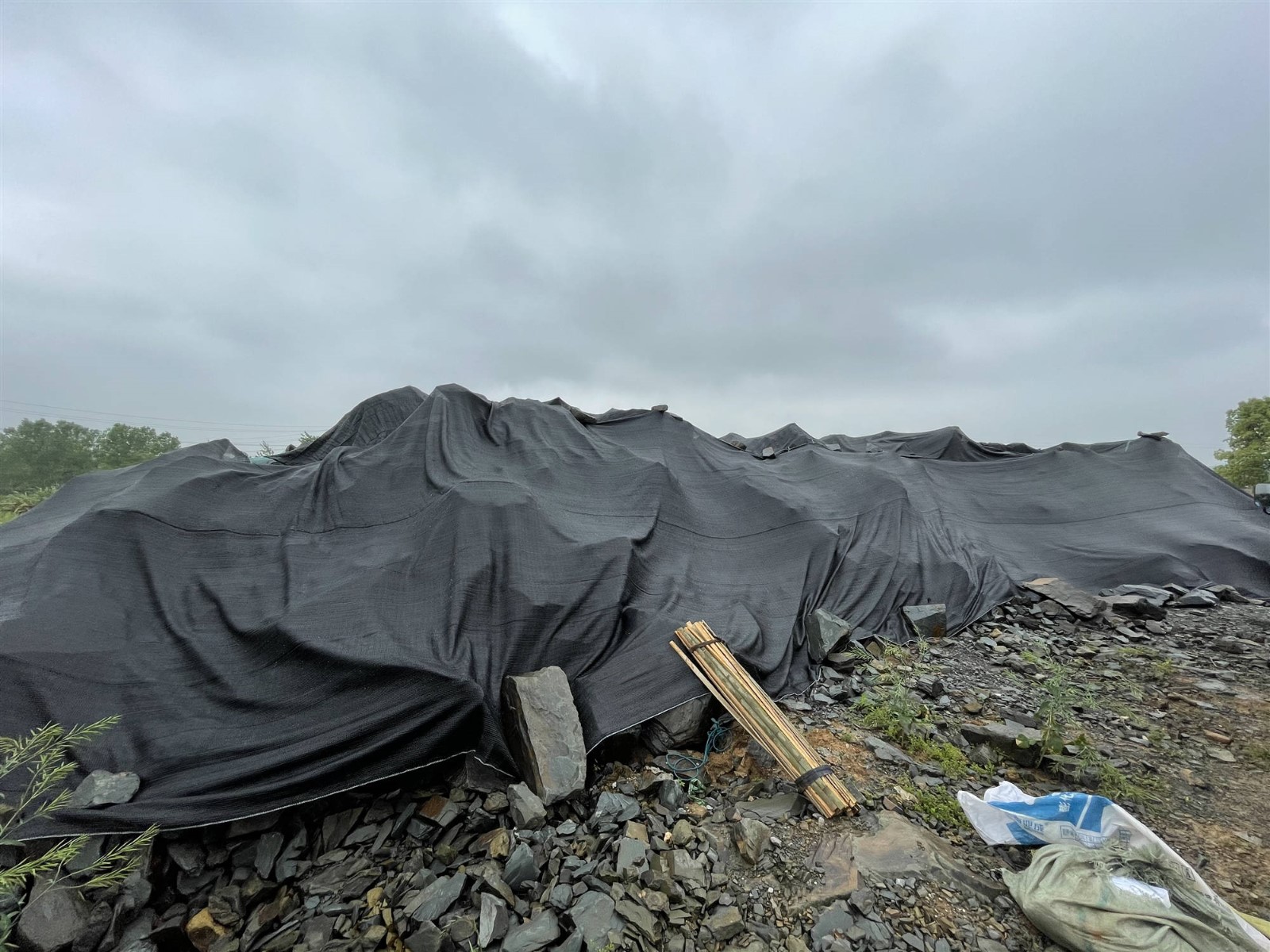 东至县东流镇七里湖县残联地块（龙王湖村）堆放的石料转让公告