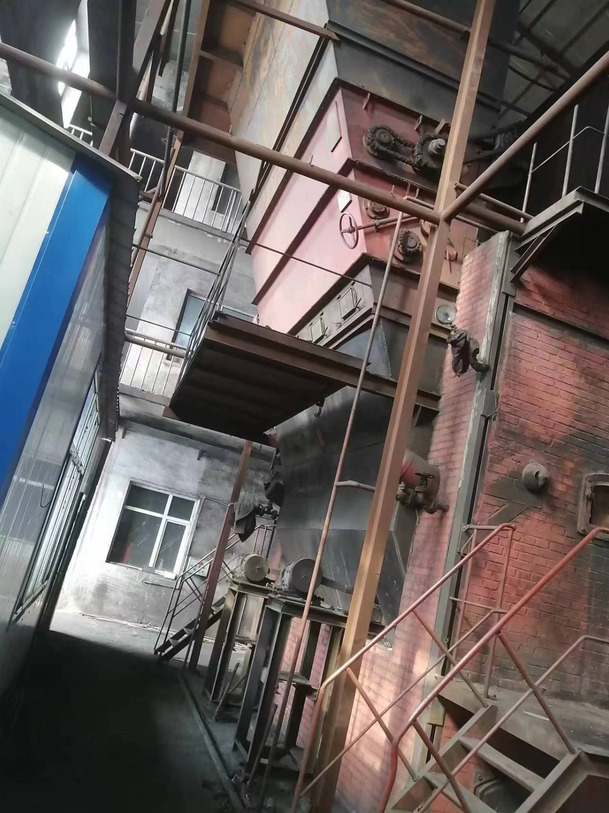 两台废旧双锅筒横置式往复推动炉排热水锅炉转让交易公告