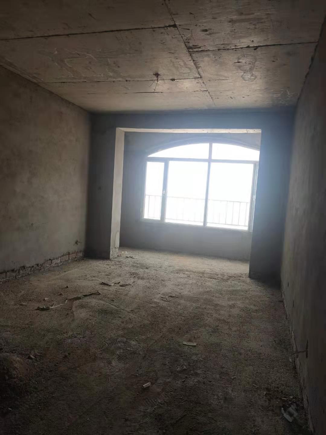 乌兰察布市察哈尔右翼中旗中景豪庭商住小区2B号楼3单元5楼东户房产转让交易公告