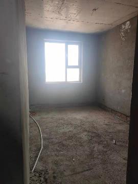 乌兰察布市察哈尔右翼中旗中景豪庭商住小区2B号楼3单元4楼东户房产转让交易公告
