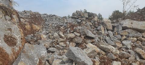 石台县小河镇郑村村至红石村道路改建工程中产生的剩余石料转让公告