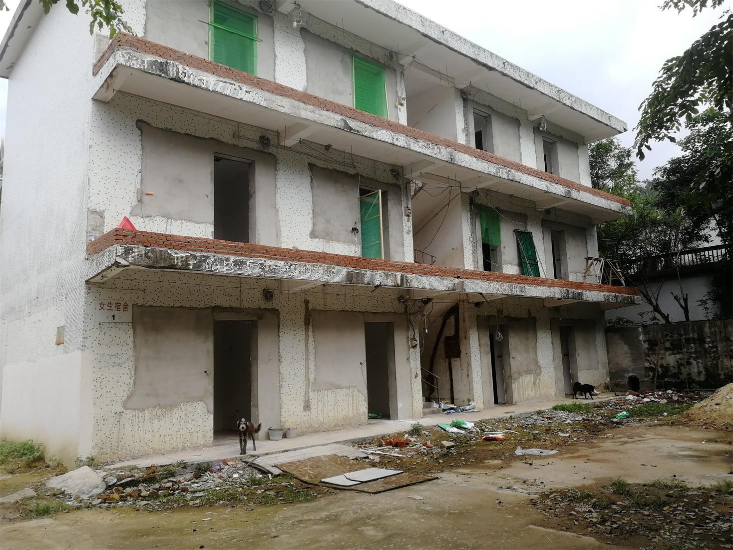 琼中县红毛镇原红毛中学国有土地使用权及地上建筑物挂牌转让公告