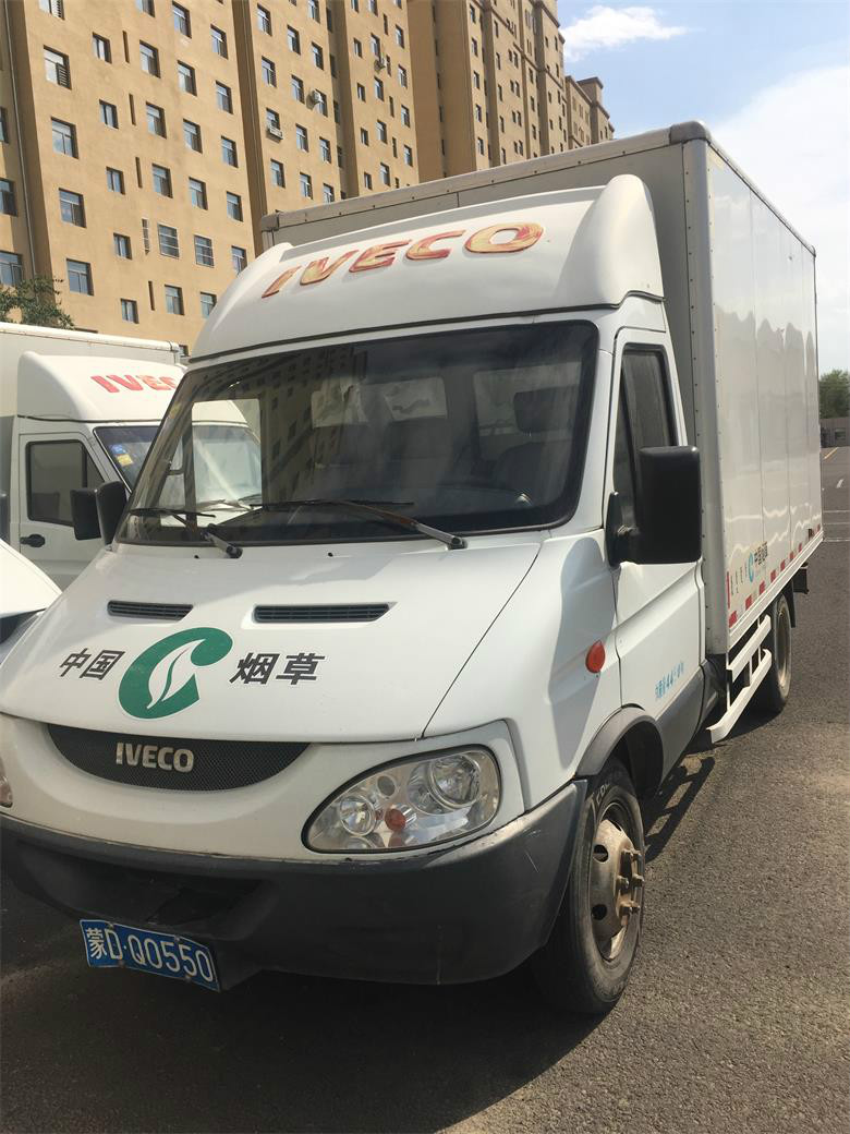 蒙dq0550依维柯牌nj5047xxylns轻型厢式货车28l内蒙古烟草赤峰市公司