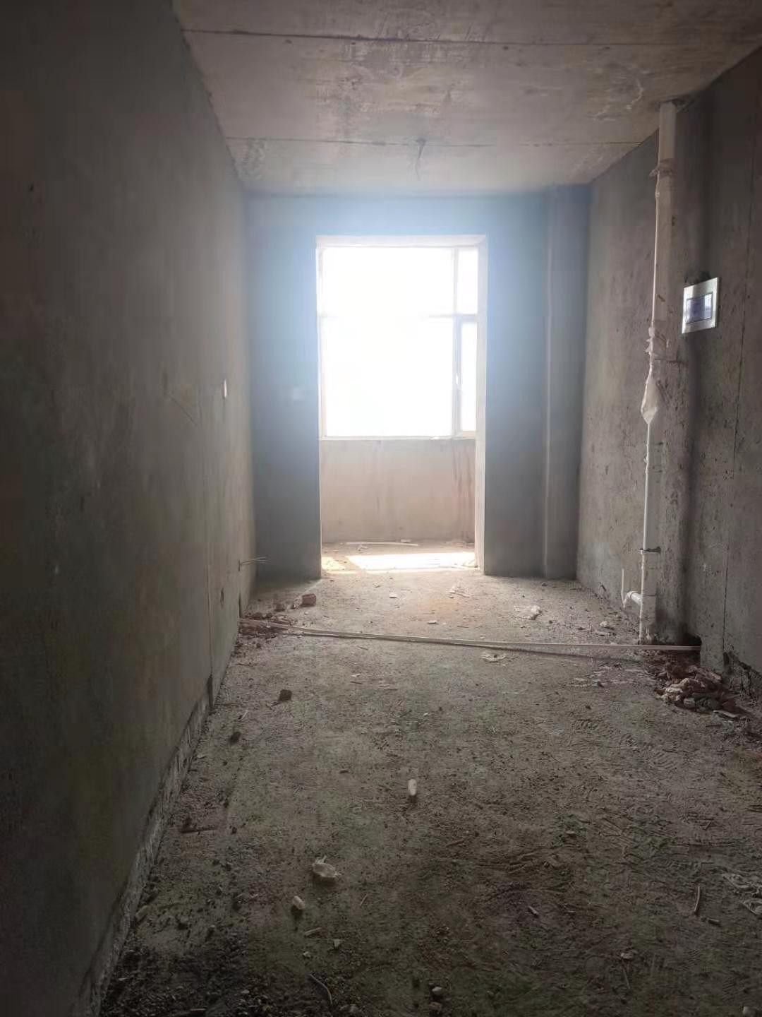 乌兰察布市察哈尔右翼中旗中景豪庭商住小区2B号楼3单元5楼东户房产转让交易公告