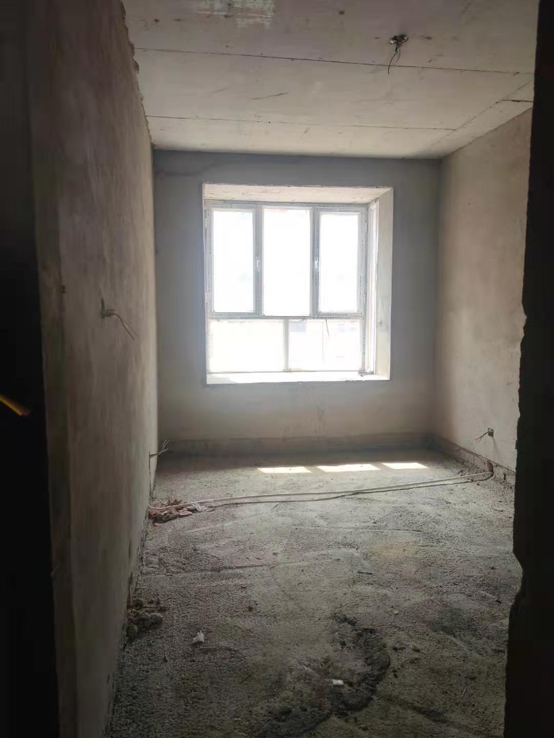 乌兰察布市察哈尔右翼中旗中景豪庭商住小区2B号楼3单元4楼东户房产转让交易公告