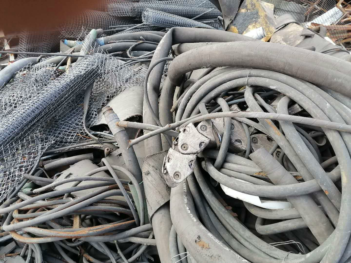 约60吨废旧橡胶制品转让（神华亿利能源黄玉川煤矿）（挂牌底价为500元/吨）二次公告交易公告