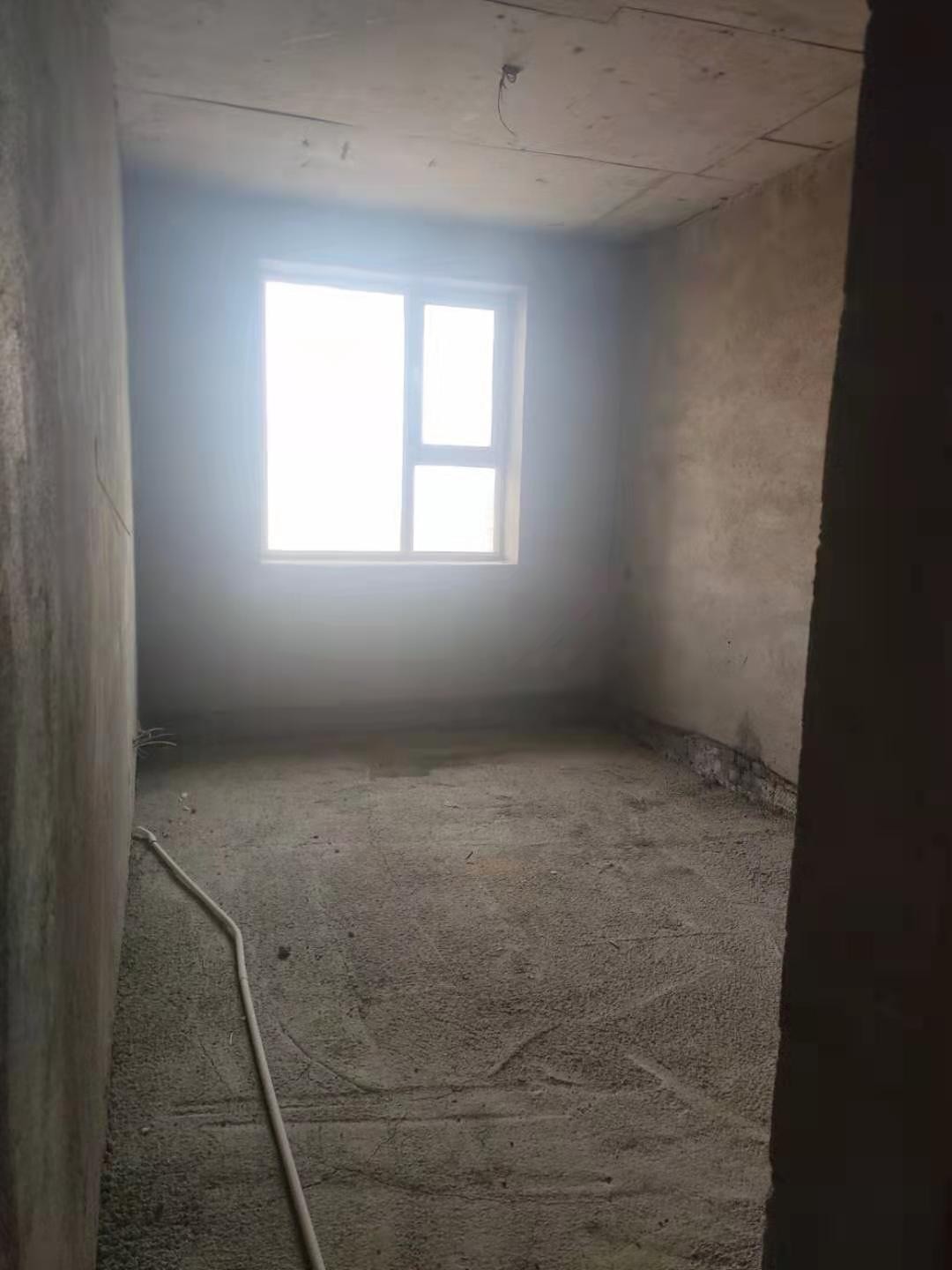 乌兰察布市察哈尔右翼中旗中景豪庭商住小区2B号楼3单元3楼东户房产转让交易公告