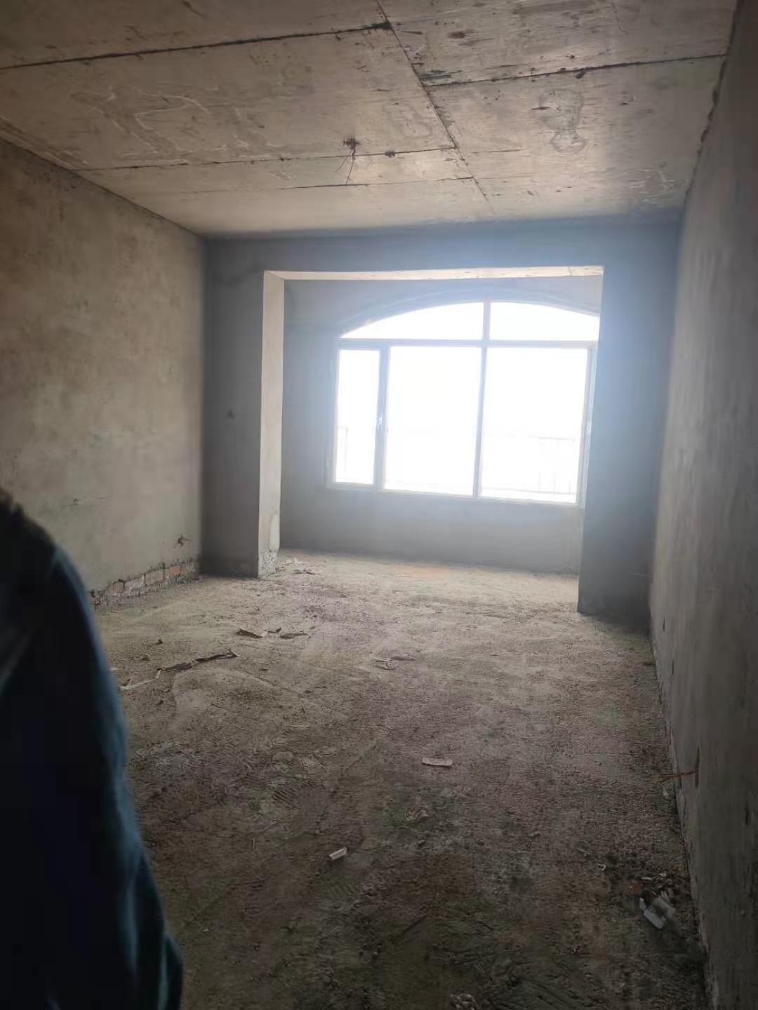 乌兰察布市察哈尔右翼中旗中景豪庭商住小区2B号楼3单元6楼东户房产转让交易公告
