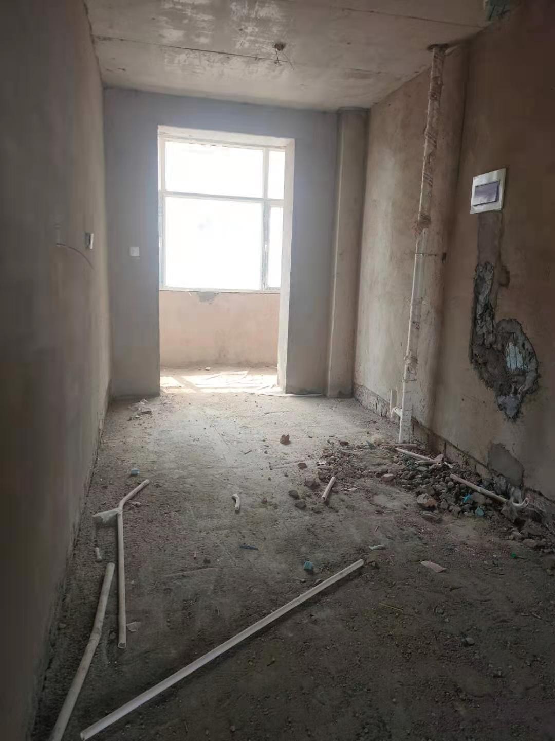 乌兰察布市察哈尔右翼中旗中景豪庭商住小区2B号楼3单元4楼西户房产转让交易公告