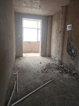 乌兰察布市察哈尔右翼中旗中景豪庭商住小区2B号楼3单元4楼西户房产转让交易公告