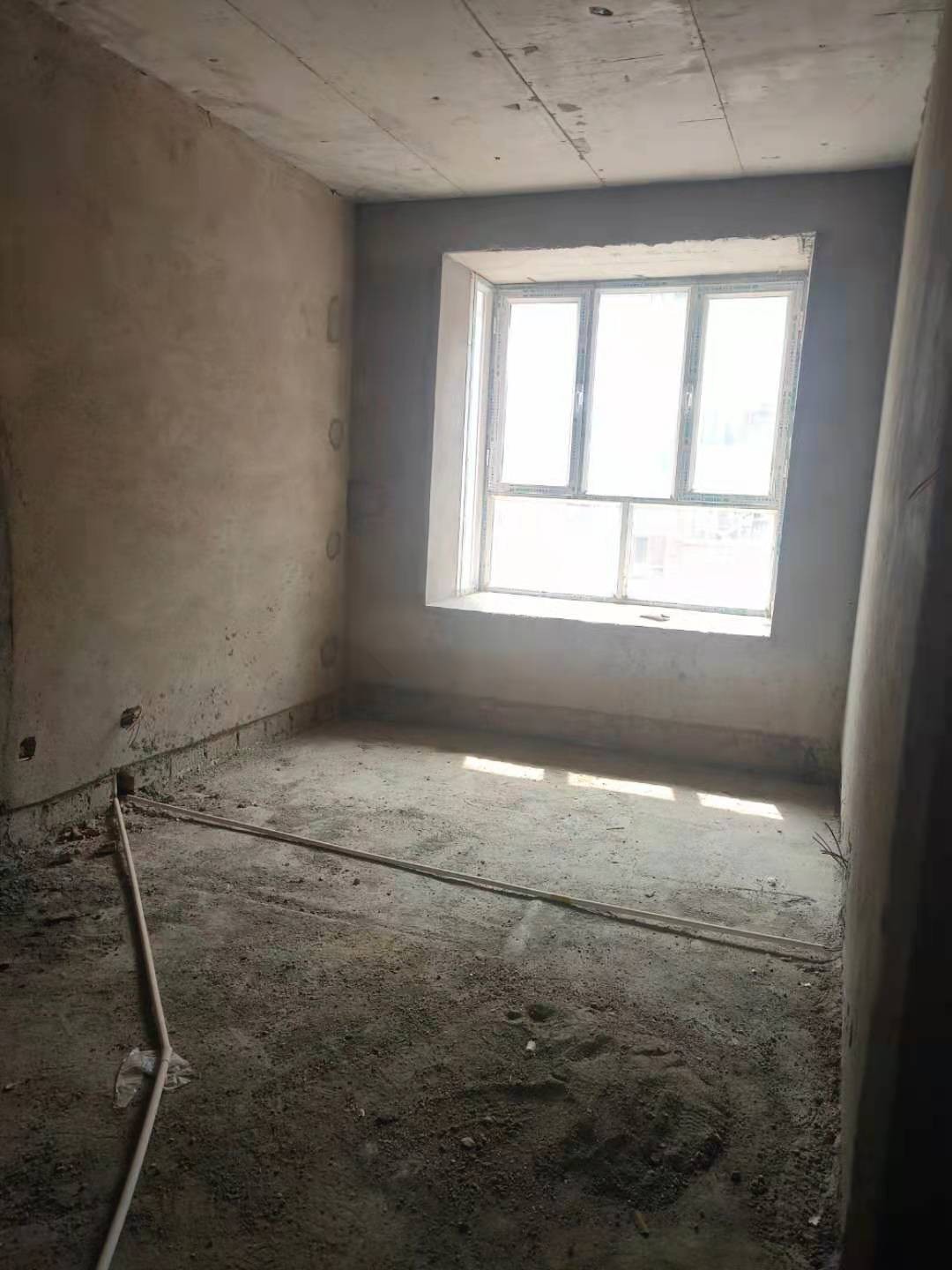 乌兰察布市察哈尔右翼中旗中景豪庭商住小区2B号楼3单元3楼东户房产转让交易公告