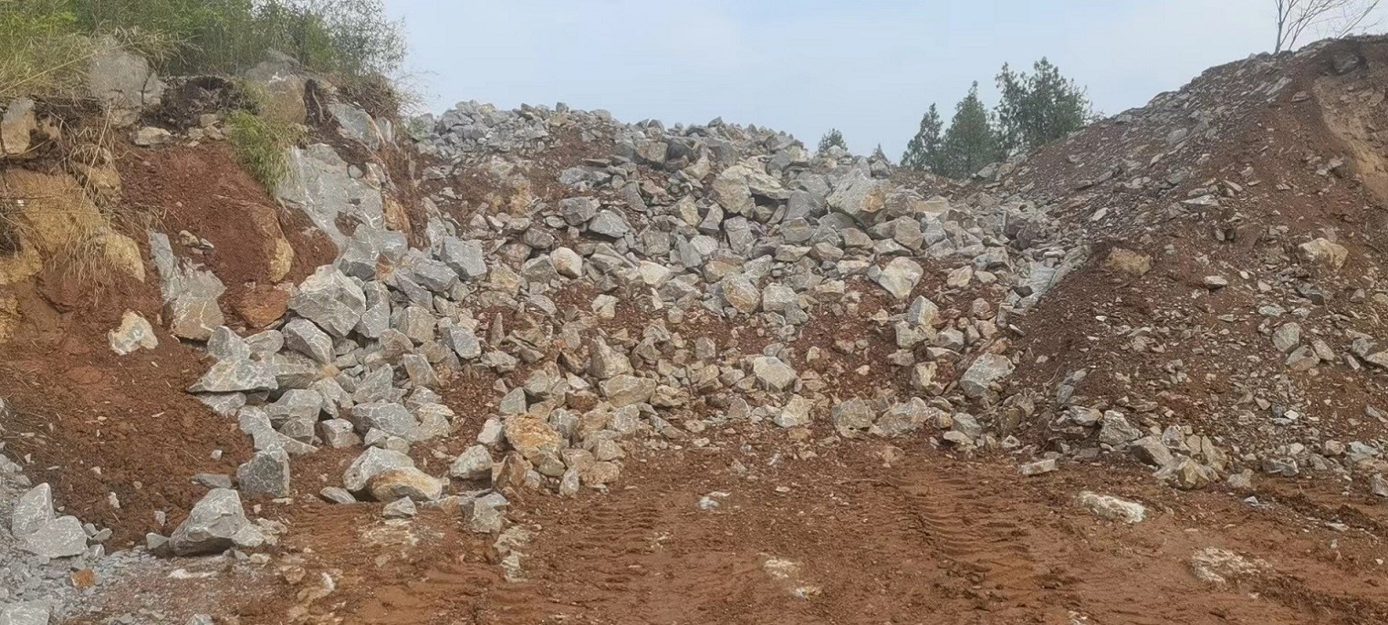 石台县小河镇郑村村至红石村道路改建工程中产生的剩余石料转让公告