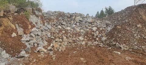 石台县小河镇郑村村至红石村道路改建工程中产生的剩余石料转让公告