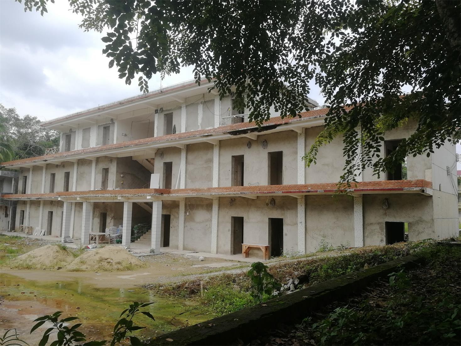 琼中县红毛镇原红毛中学国有土地使用权及地上建筑物挂牌转让公告