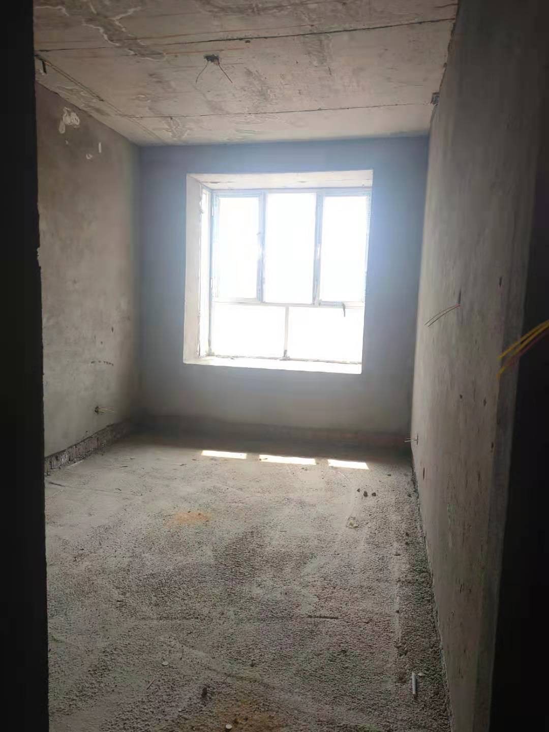 乌兰察布市察哈尔右翼中旗中景豪庭商住小区2B号楼3单元4楼东户房产转让交易公告