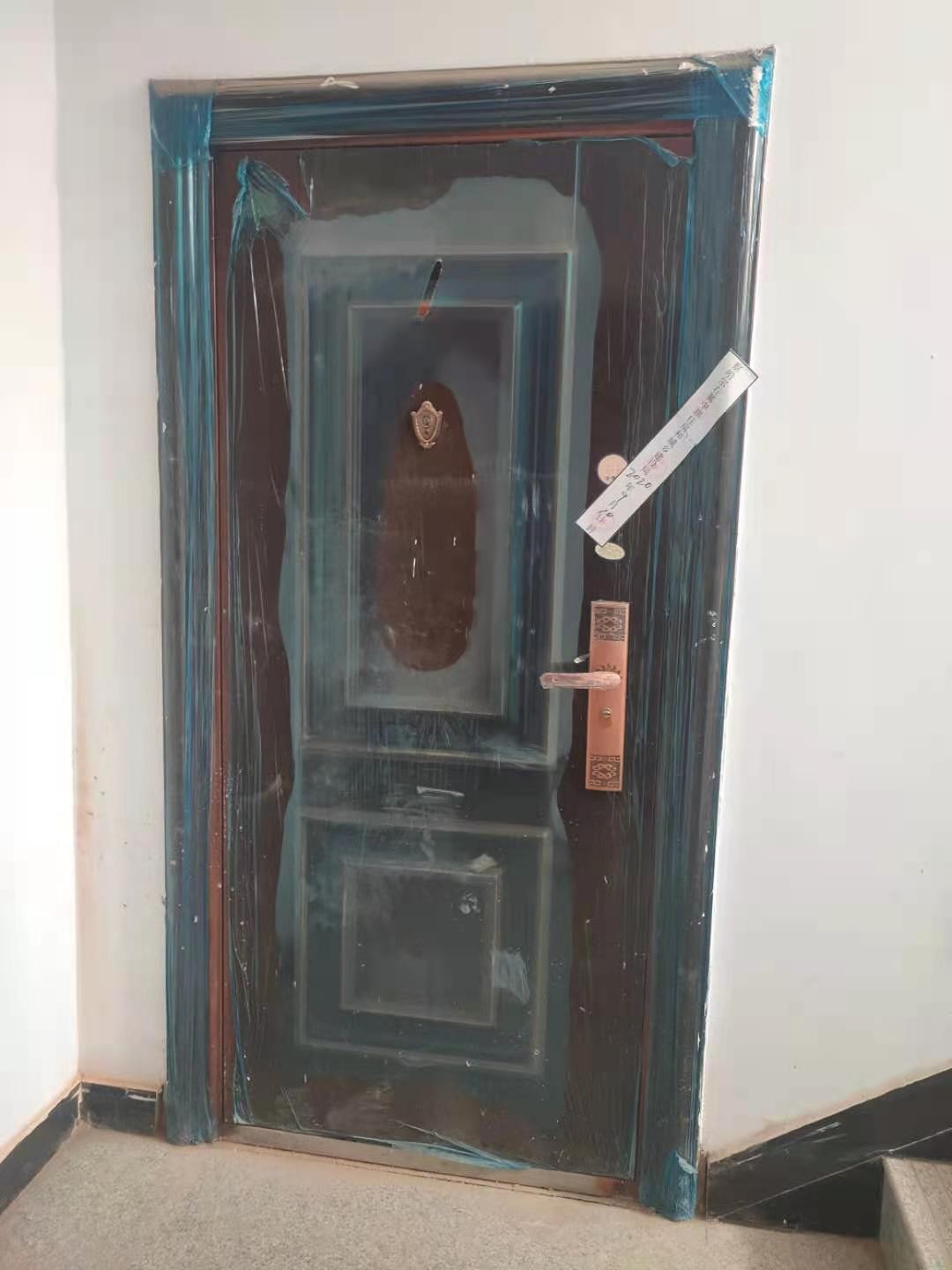 乌兰察布市察哈尔右翼中旗中景豪庭商住小区2B号楼3单元6楼东户房产转让交易公告