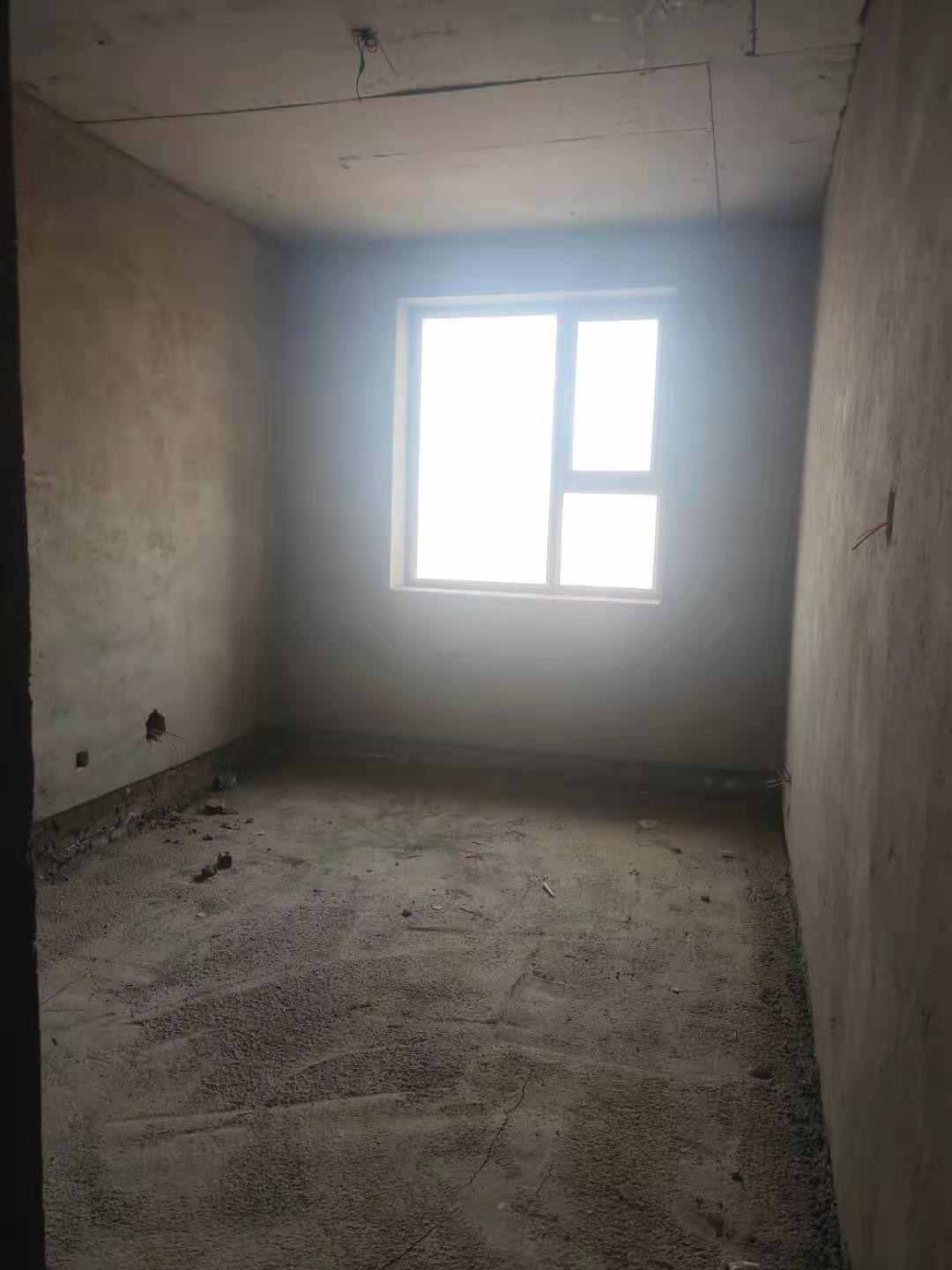 乌兰察布市察哈尔右翼中旗中景豪庭商住小区2B号楼3单元3楼西户房产转让交易公告