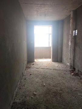 乌兰察布市察哈尔右翼中旗中景豪庭商住小区2B号楼3单元6楼东户房产转让交易公告