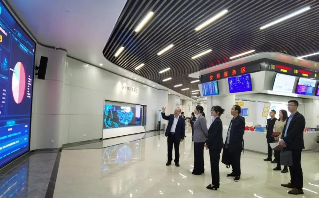 自治区政府发展研究中心调研组到北部湾交易集团开展农村产权流转交易情况调研