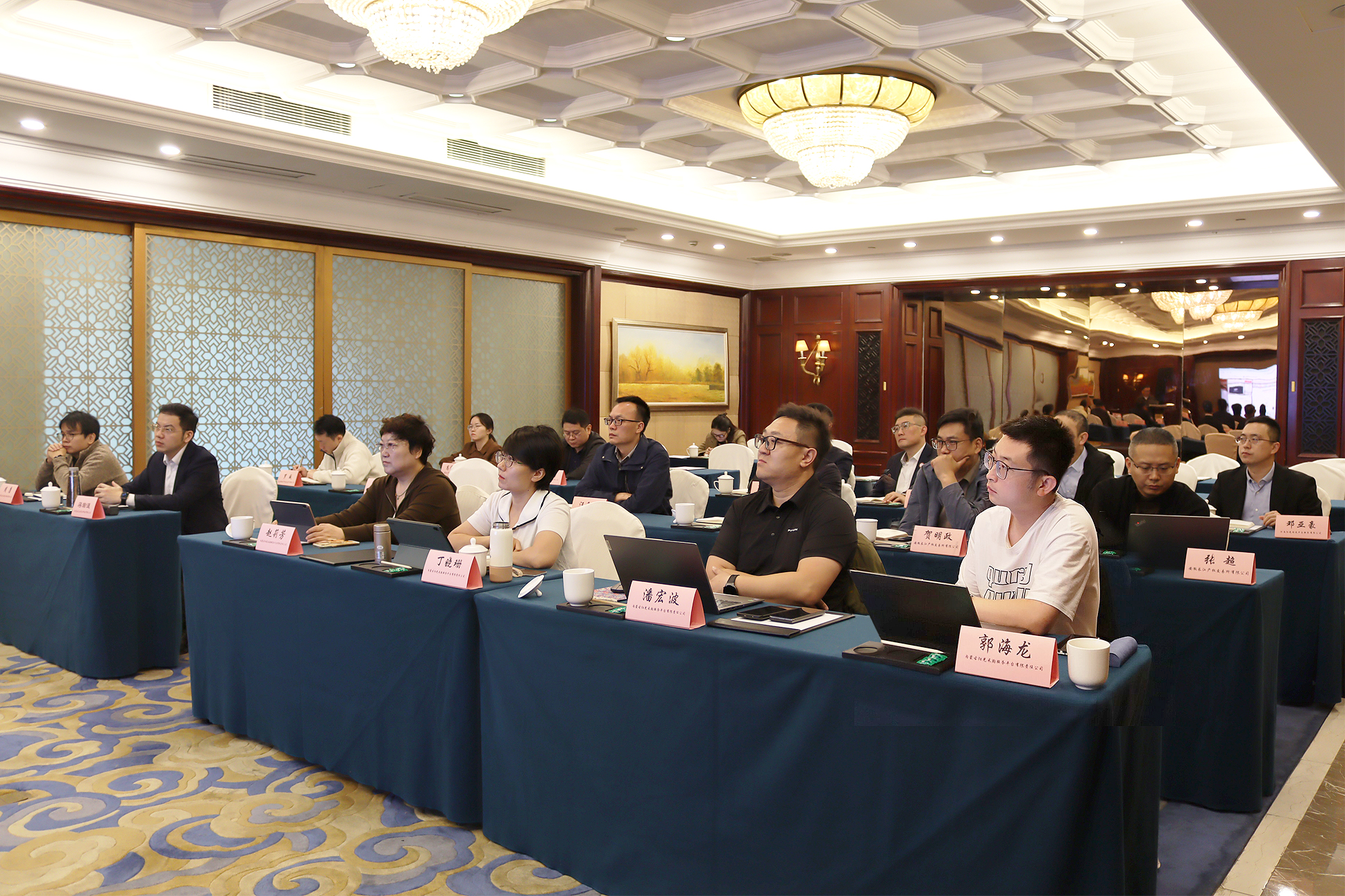 AI赋能阳光采购!易交易与机构共探创新发展新路径