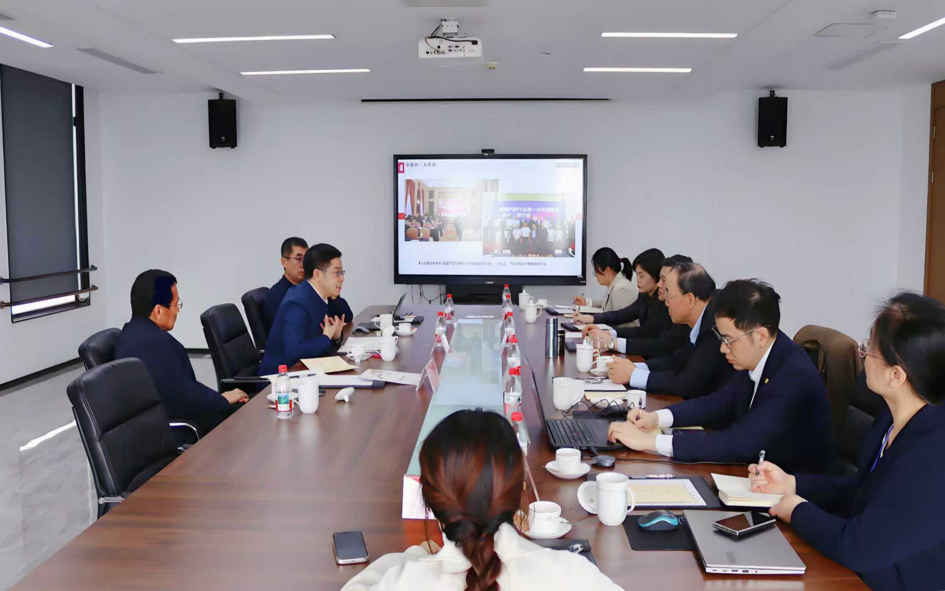 中国国新控股有限责任公司运营管理部、法律风控部、决策支撑部领导到访易交易考察交流