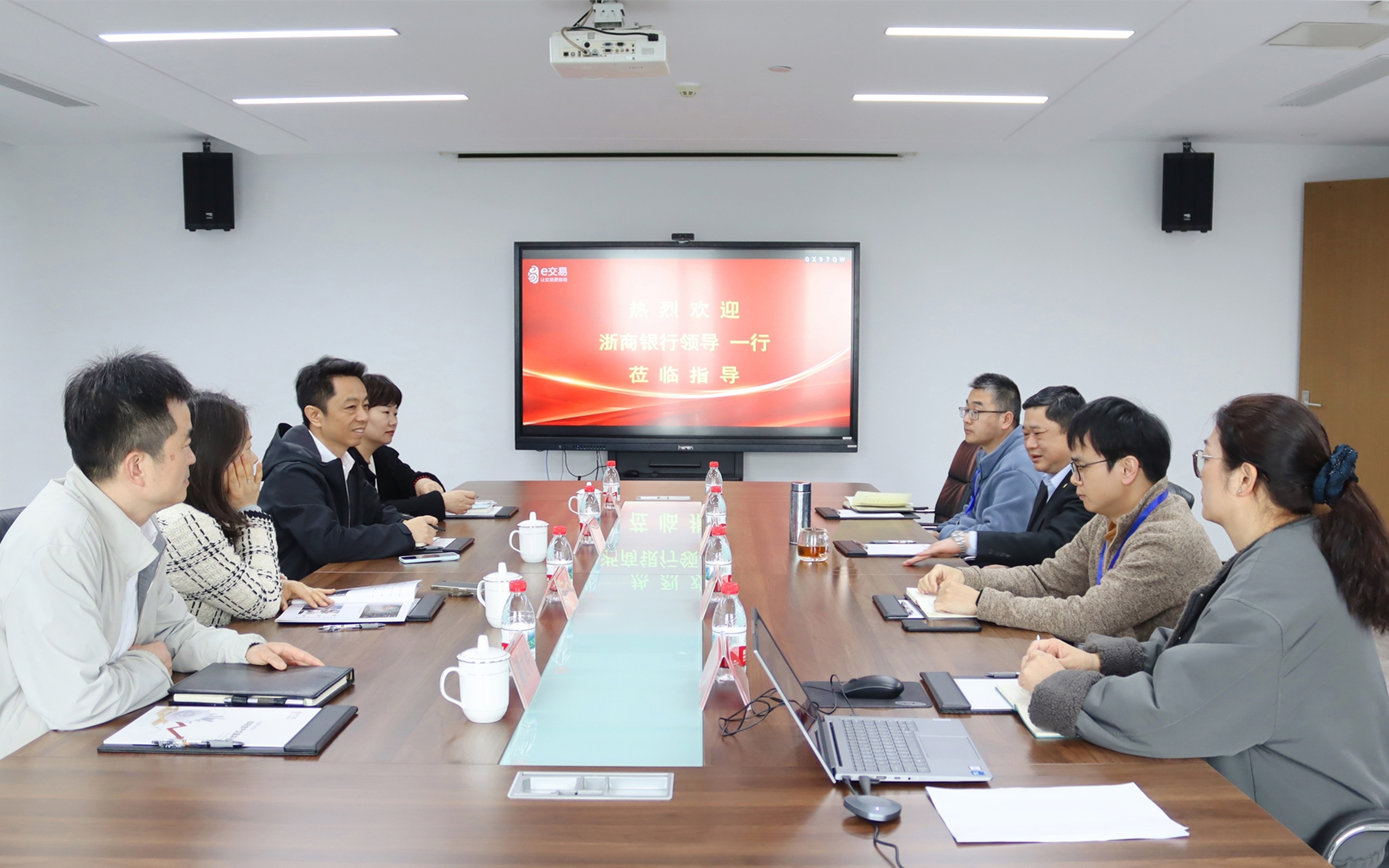 浙商银行南京分行网络金融部总经理董旭、副总经理杨燕一行来访易交易